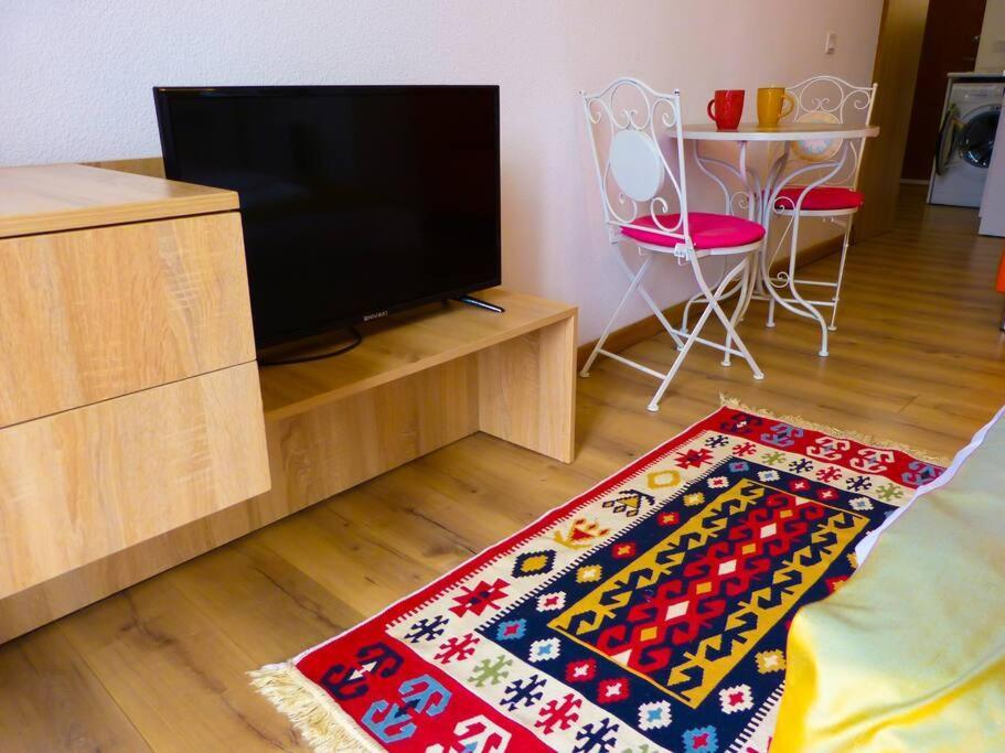 באקו Live-Inn Stunning Apartment On Azneft Sq With President Palace & Old City Views מראה חיצוני תמונה