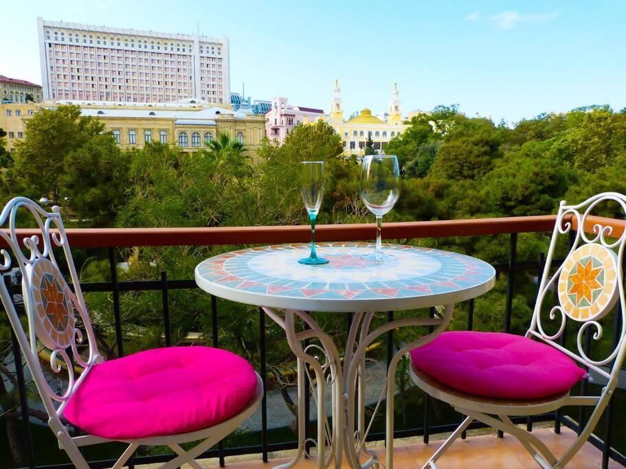 באקו Live-Inn Stunning Apartment On Azneft Sq With President Palace & Old City Views מראה חיצוני תמונה