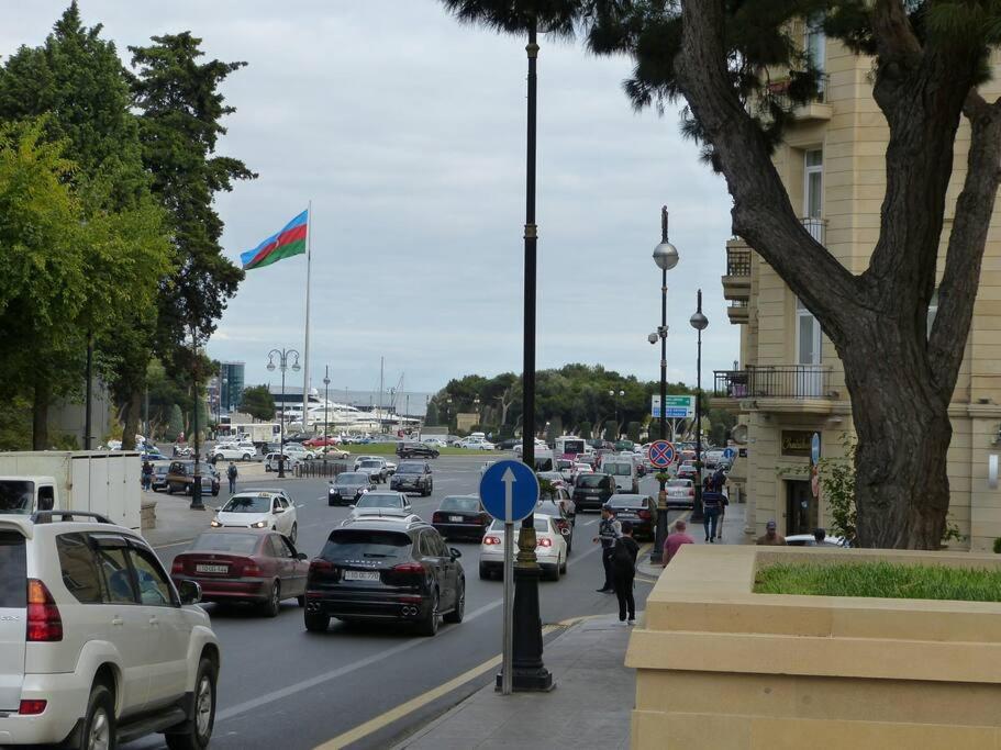 באקו Live-Inn Stunning Apartment On Azneft Sq With President Palace & Old City Views מראה חיצוני תמונה
