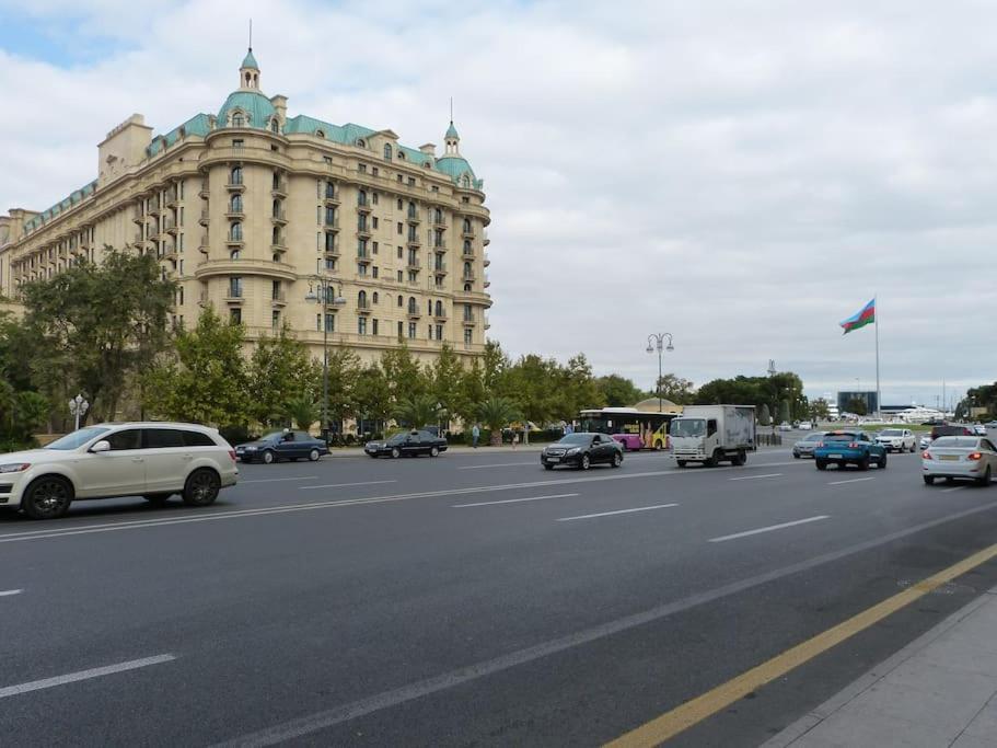 באקו Live-Inn Stunning Apartment On Azneft Sq With President Palace & Old City Views מראה חיצוני תמונה