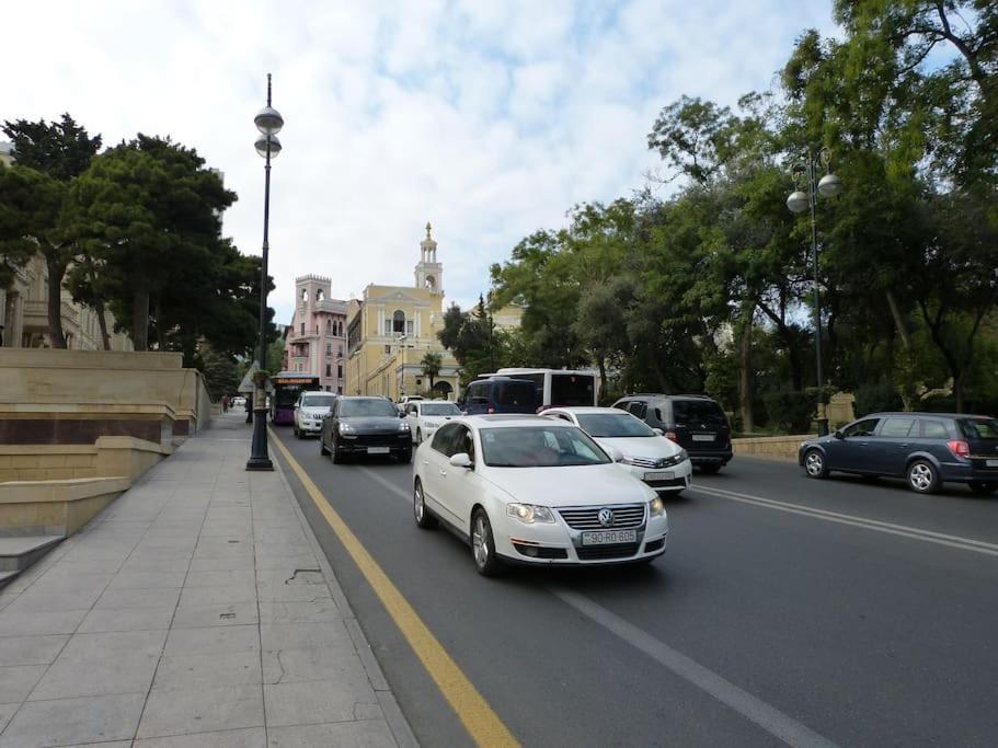 באקו Live-Inn Stunning Apartment On Azneft Sq With President Palace & Old City Views מראה חיצוני תמונה