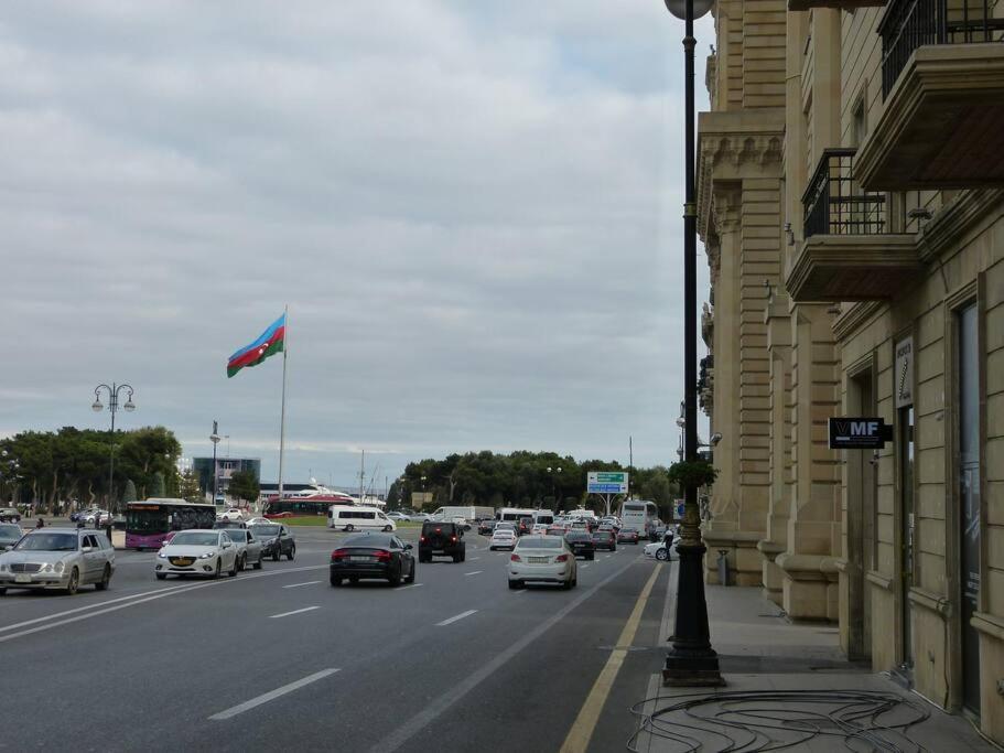 באקו Live-Inn Stunning Apartment On Azneft Sq With President Palace & Old City Views מראה חיצוני תמונה