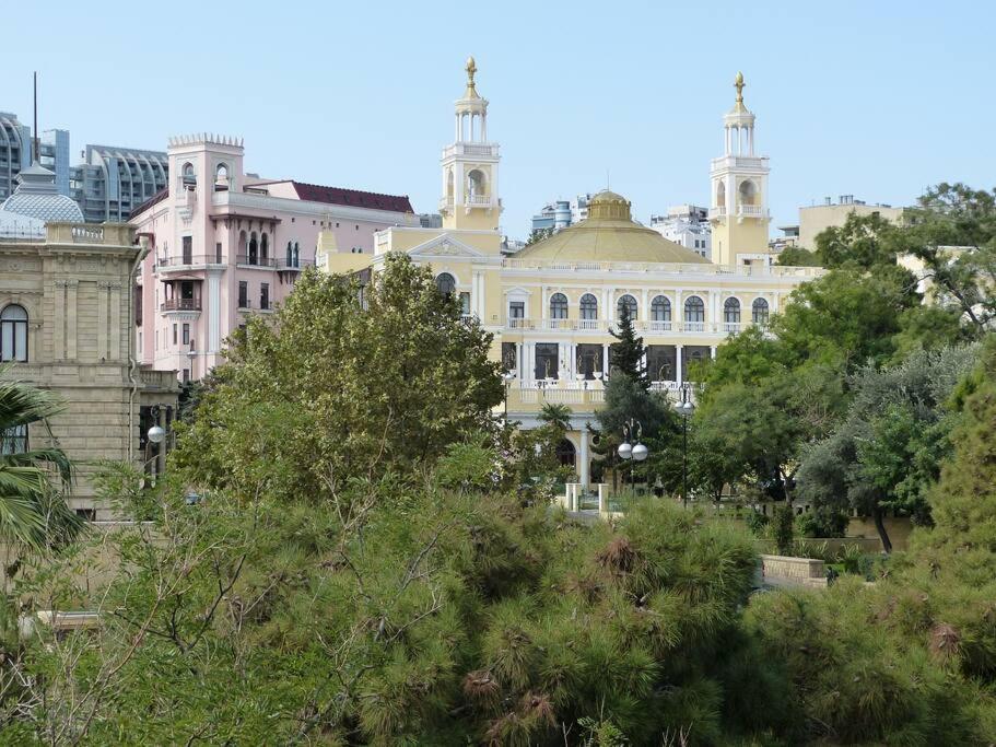 באקו Live-Inn Stunning Apartment On Azneft Sq With President Palace & Old City Views מראה חיצוני תמונה