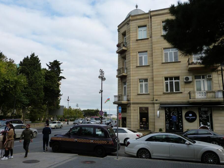 באקו Live-Inn Stunning Apartment On Azneft Sq With President Palace & Old City Views מראה חיצוני תמונה