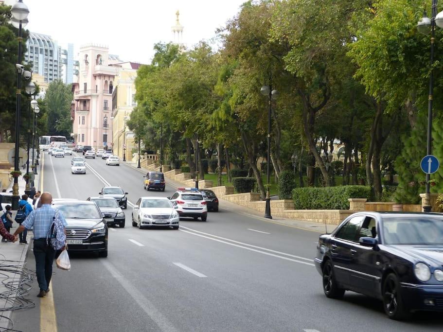 באקו Live-Inn Stunning Apartment On Azneft Sq With President Palace & Old City Views מראה חיצוני תמונה