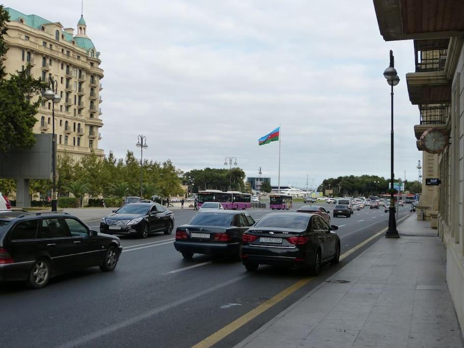 באקו Live-Inn Stunning Apartment On Azneft Sq With President Palace & Old City Views מראה חיצוני תמונה