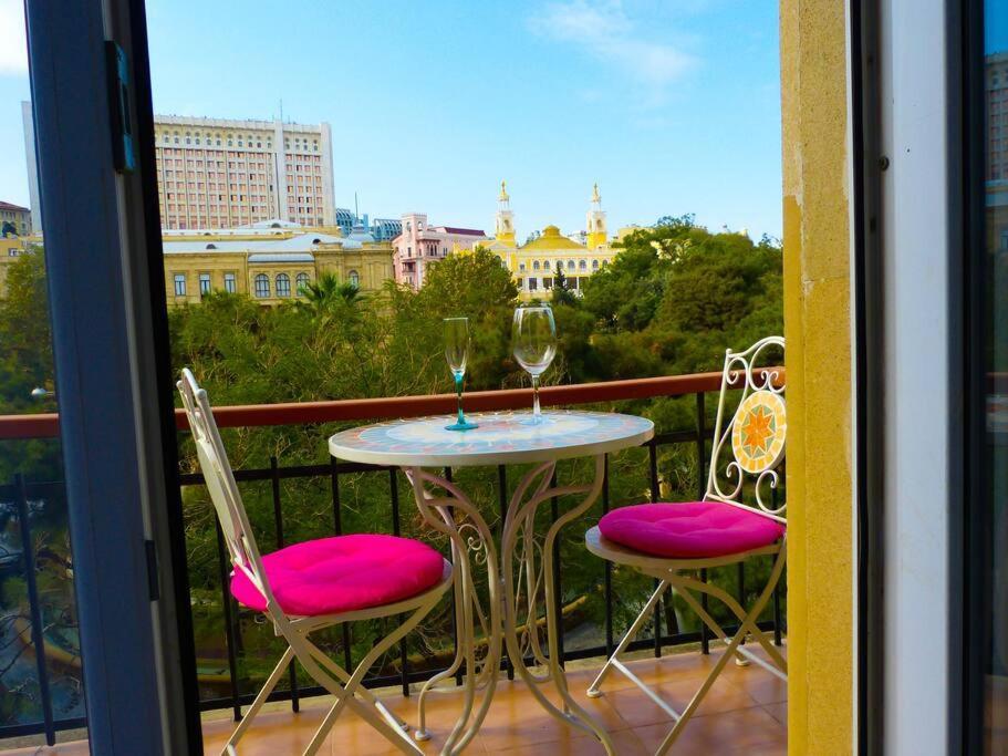 באקו Live-Inn Stunning Apartment On Azneft Sq With President Palace & Old City Views מראה חיצוני תמונה