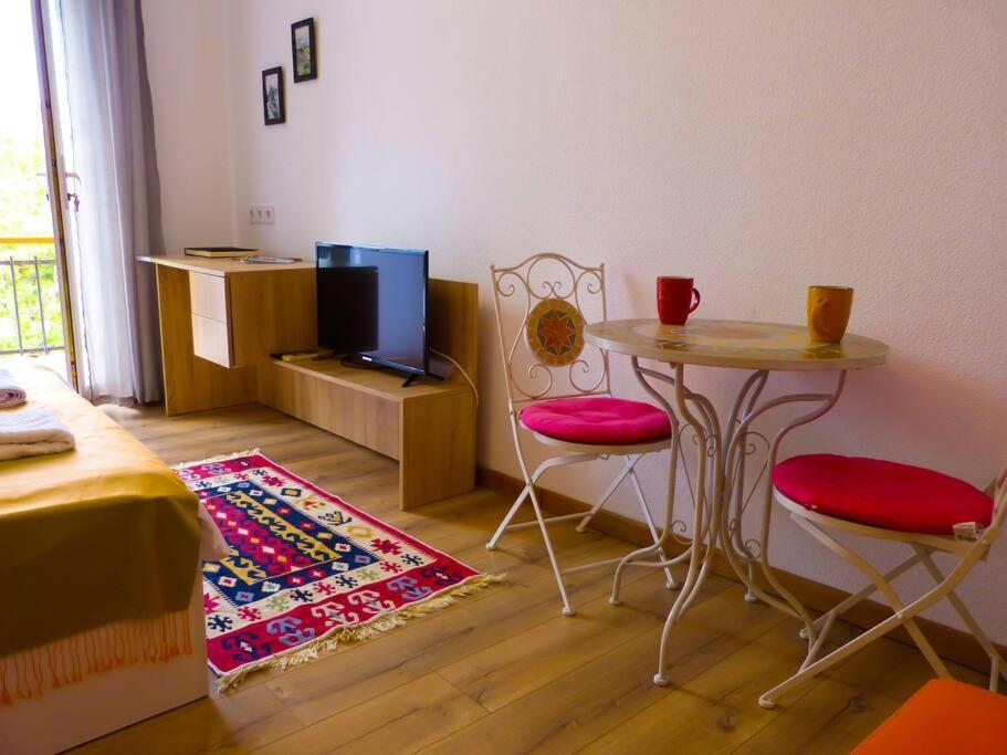 באקו Live-Inn Stunning Apartment On Azneft Sq With President Palace & Old City Views מראה חיצוני תמונה